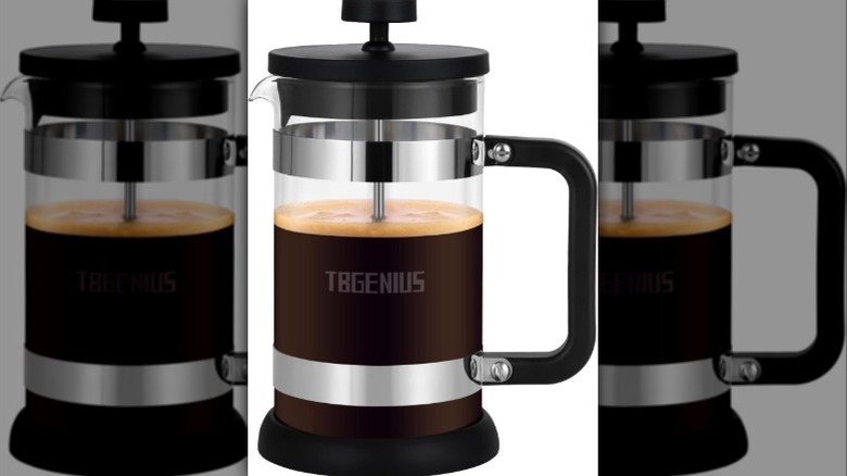 Presse française TBGENUIS à moitié pleine de café infusé avec une fine couche de mousse sur le dessus