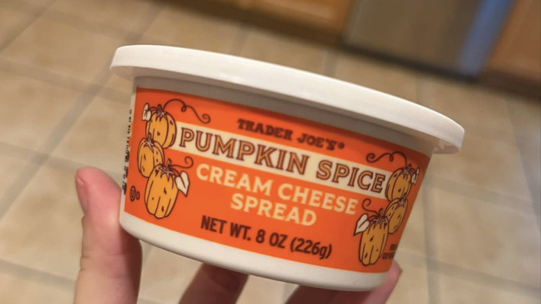 un pot de fromage à la crème à la citrouille Trader Joe's