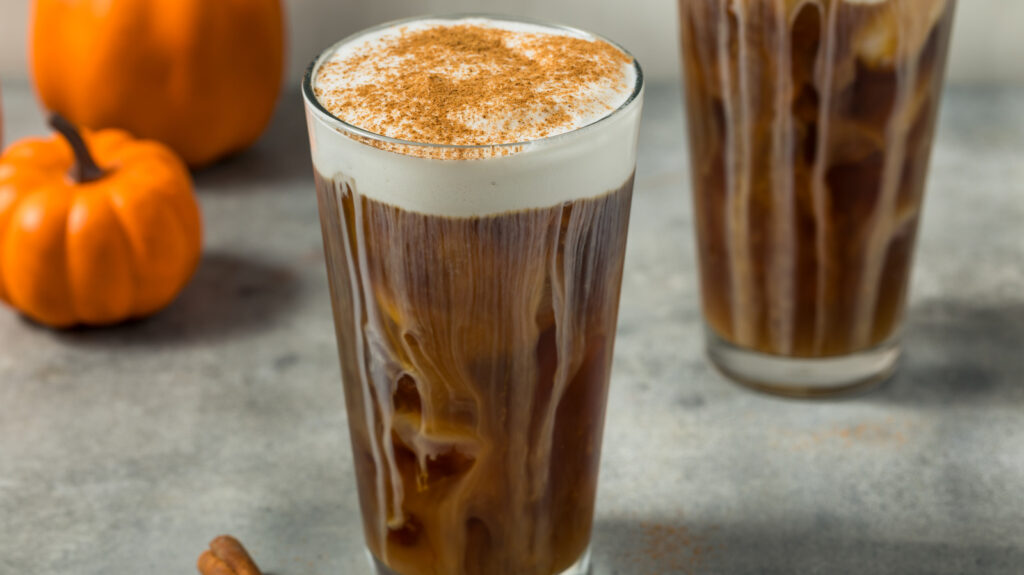 Cette garniture de café à 3 ingrédients commence par l'aliment de base d'automne d'un Sweet Trader Joe's