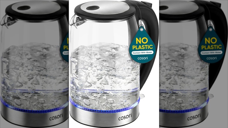 Image d'archive de la bouilloire sans plastique Cosori avec de l'eau bouillante.