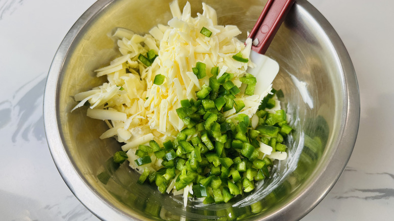Jalapeño coupé en dés et fromage cheddar blanc râpé dans un bol