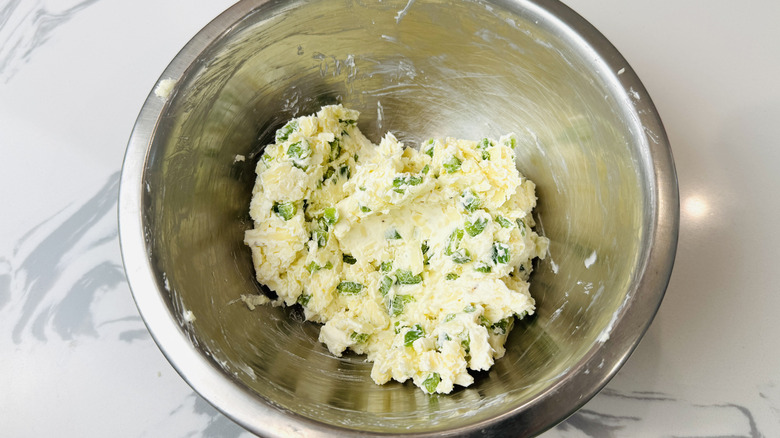 Garniture de fromage à la crème Jalapeño popper dans un bol