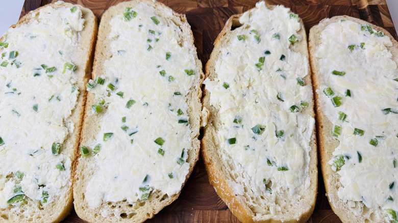 Tranches de pain au levain tartinées de fromage à la crème jalapeño