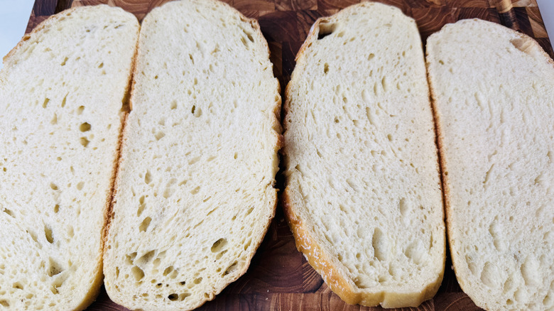 Tranches de levain sur planche de bois