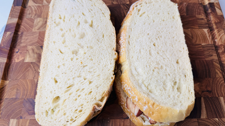 Sandwichs au levain sur planche de bois