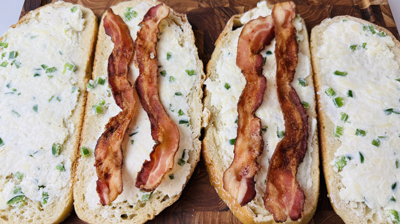 Sandwichs ouverts au fromage grillé au jalapeño avec tranches de bacon