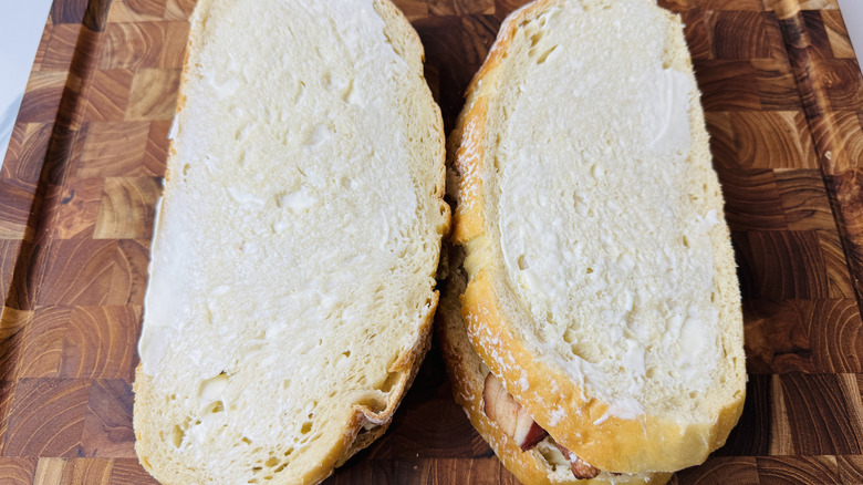 Sandwichs au levain avec mayonnaise à l'extérieur
