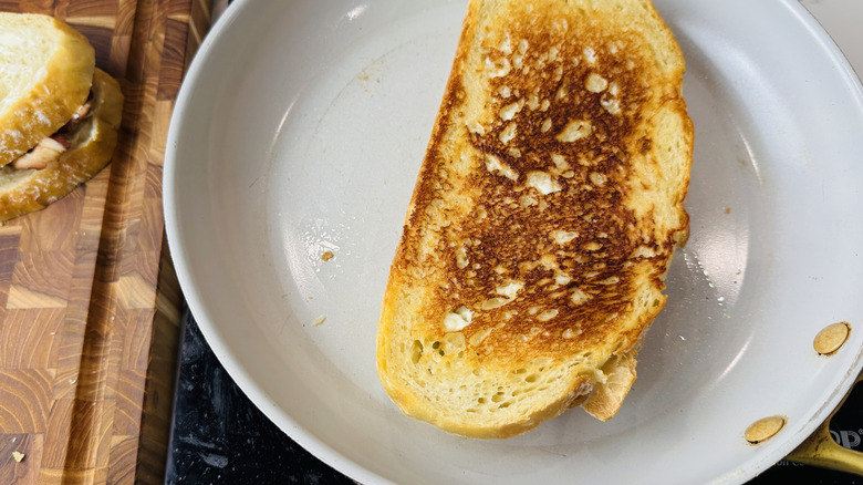 Sandwich brun doré dans la poêle