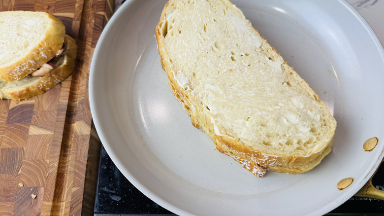 Sandwich dans une poêle avec du pain recouvert de mayonnaise