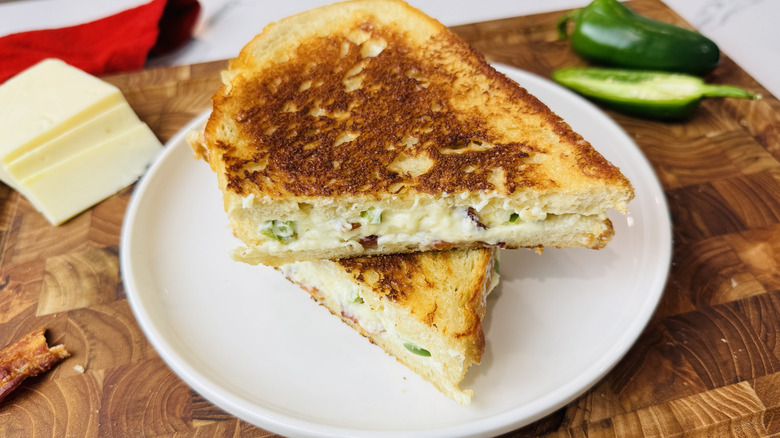 Sandwich au fromage grillé jalapeño popper coupé en deux sur une assiette