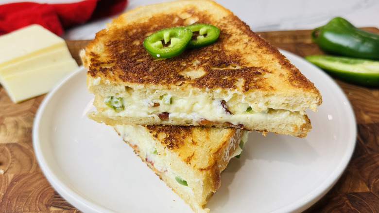 Fromage grillé au jalapeño popper sur une assiette