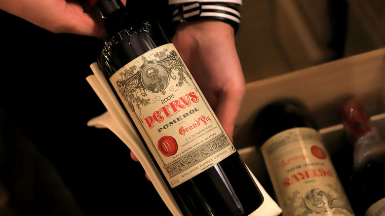 Une bouteille de Petrus, élaborée à partir de raisins 100% Merlot.