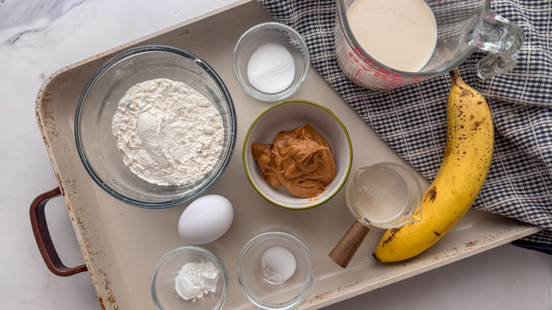 Ingrédients de la gaufre au beurre de cacahuète et à la banane