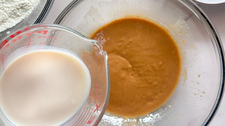 Lait versé dans un bol avec du beurre de cacahuète