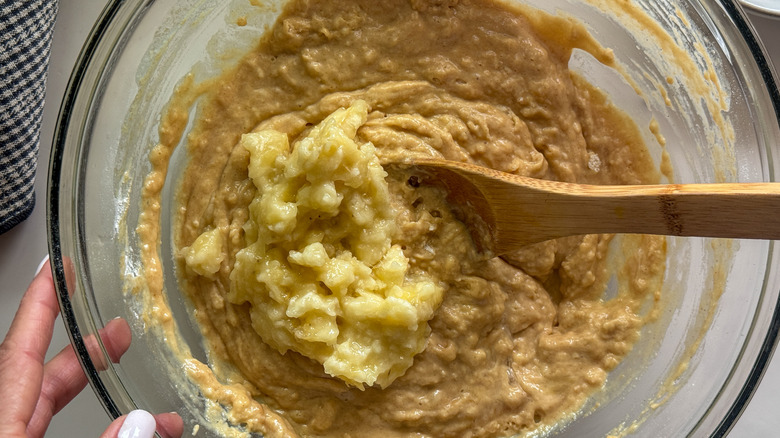 Purée de banane dans un bol avec une pâte à gaufres au beurre de cacahuète
