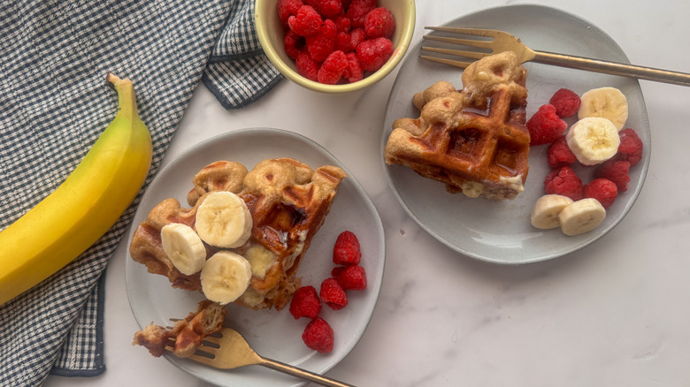 Gaufres sur assiettes servies avec des fruits