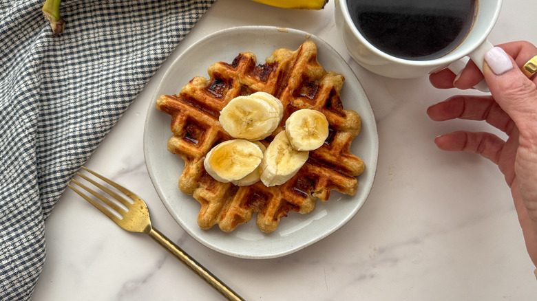 gaufre servie avec des tranches de banane et du café