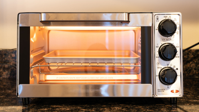Un four grille-pain réchauffé avec un plateau à l'intérieur