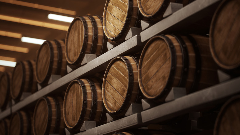 Rangées de fûts de chêne contenant du whisky écossais.