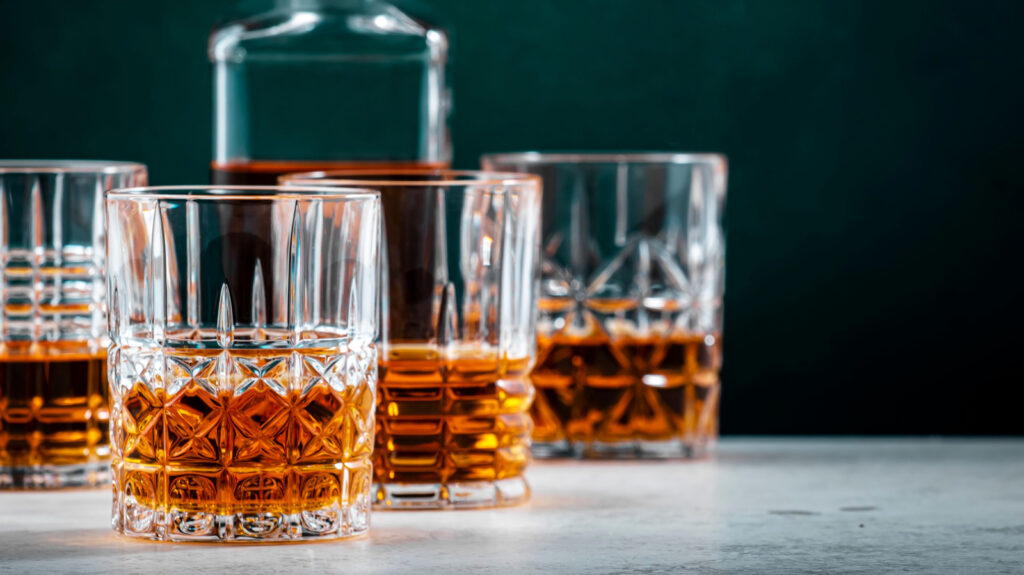 Ce petit outil de barman peut donner un goût de scotch bon marché vieilli en fût