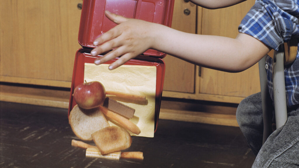 Le déjeuner nostalgique des années 50 qui commence avec du thon en conserve et des petits pains à hot-dog