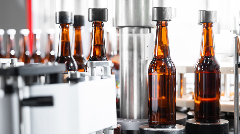 Bouteilles de bière en verre bouchées dans une usine