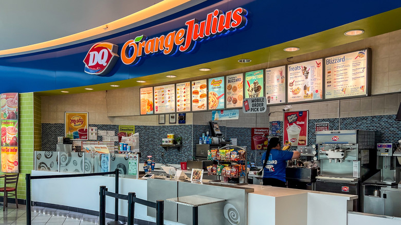 Une aire de restauration Dairy Queen et Orange Julius