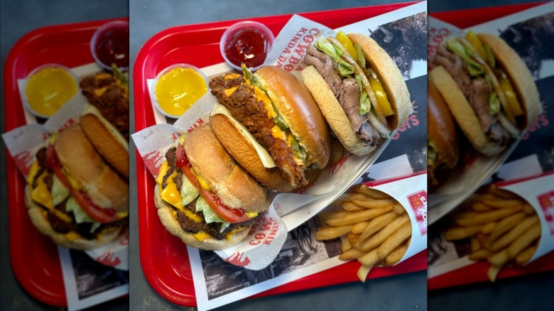 Un plateau rempli de sandwichs et de frites Roy Rogers