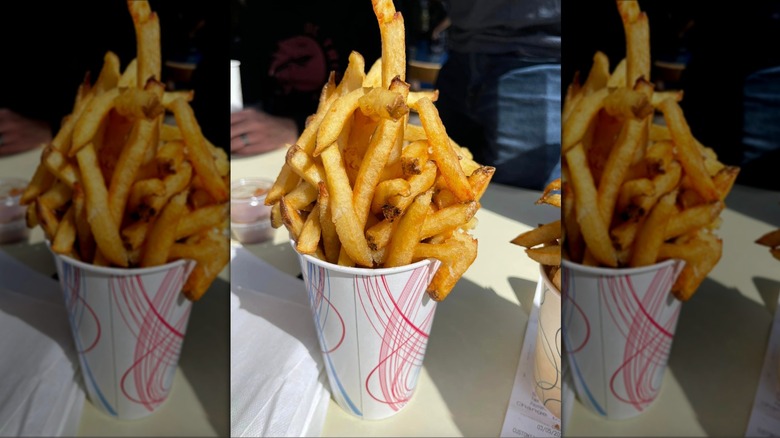 Une tasse débordante de frites de Boardwalk Fries