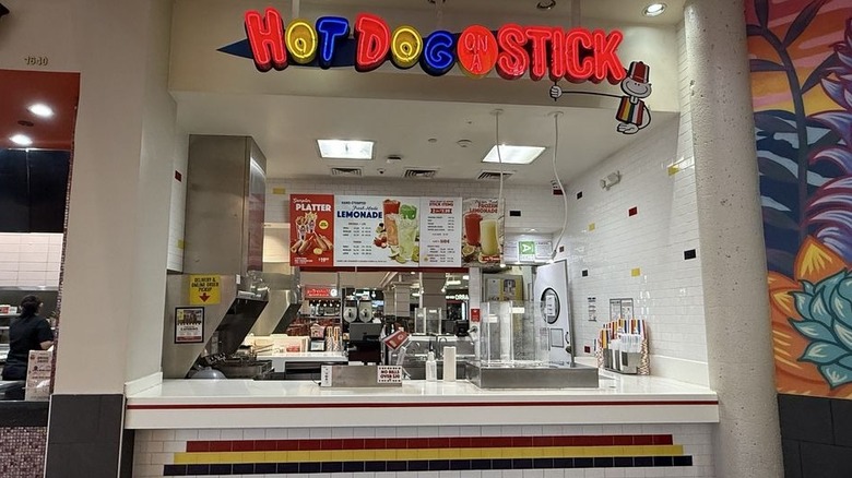 Hot Dog sur une devanture de centre commercial Stick