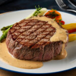Les baby-boomers de la chaîne de steakhouses préfèrent Texas Roadhouse et Longhorn