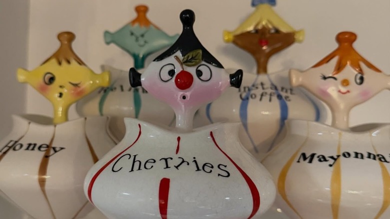 Conteneurs Holt Howard Pixieware vintage sur une étagère.