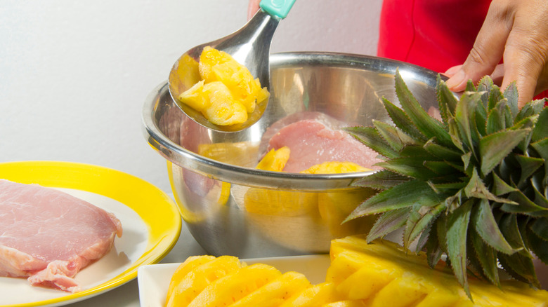 Porc mariné à l'ananas.