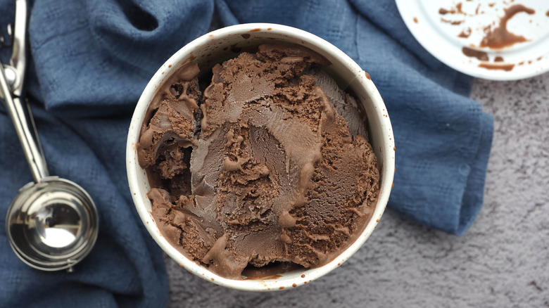 Un récipient ouvert de glace au chocolat.