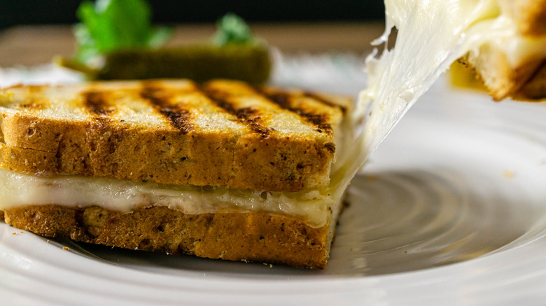 Un sandwich au fromage grillé fondant avec une excellente touche de fromage.