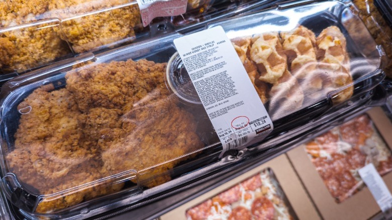 Poulet et gaufres précuits Costco dans des contenants de charcuterie éventuellement fabriqués à partir de poulet invendu.
