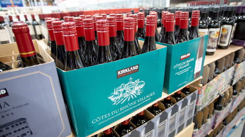 Une boîte de vin Kirkland Côtes du Rhône Villages exposée chez Costco.