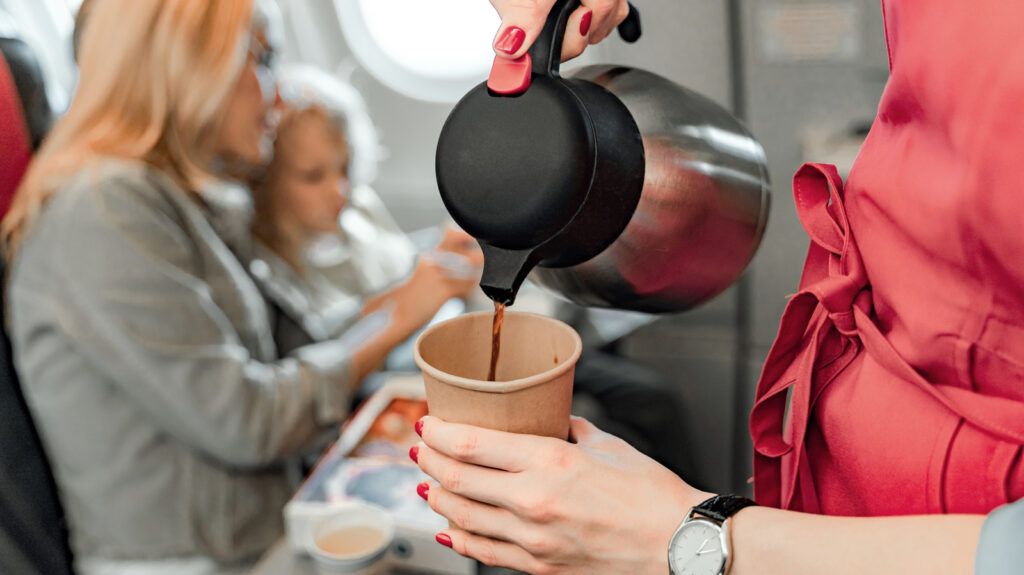Le café de votre avion ne regorge pas réellement de bactéries, mais il y a un piège