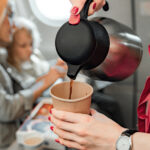 Le café de votre avion ne regorge pas réellement de bactéries, mais il y a un piège