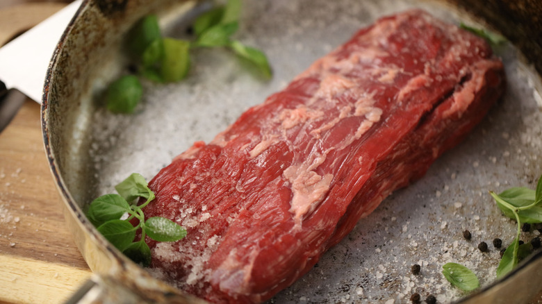 Un steak de bavette cru sur une assiette.