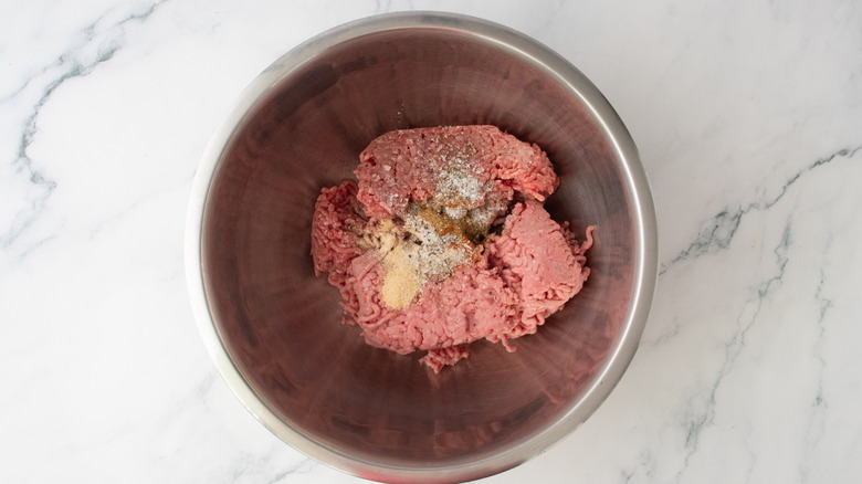 Un grand bol de viande hachée saupoudrée d'un assortiment d'épices