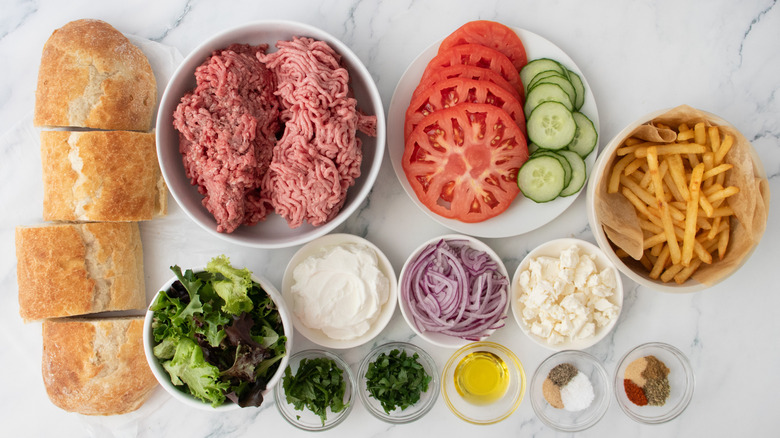 Une photo aérienne des ingrédients du gyro burger