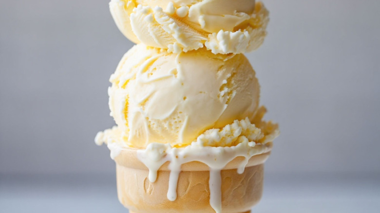 Cornet de glace vanille double boule.