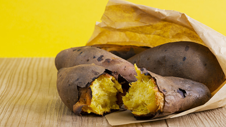 Une patate douce coréenne appelée goguma, divisée en deux.