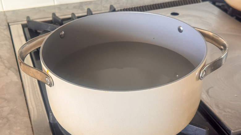 Eau dans une casserole sur la cuisinière