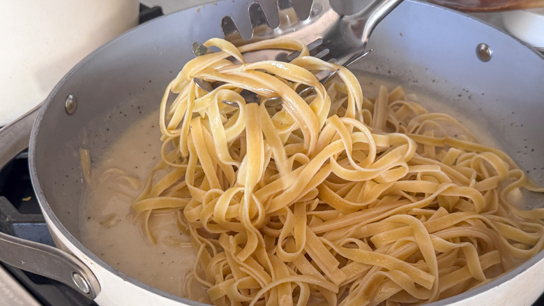 Pâtes fettuccine dans une poêle avec sauce crémeuse