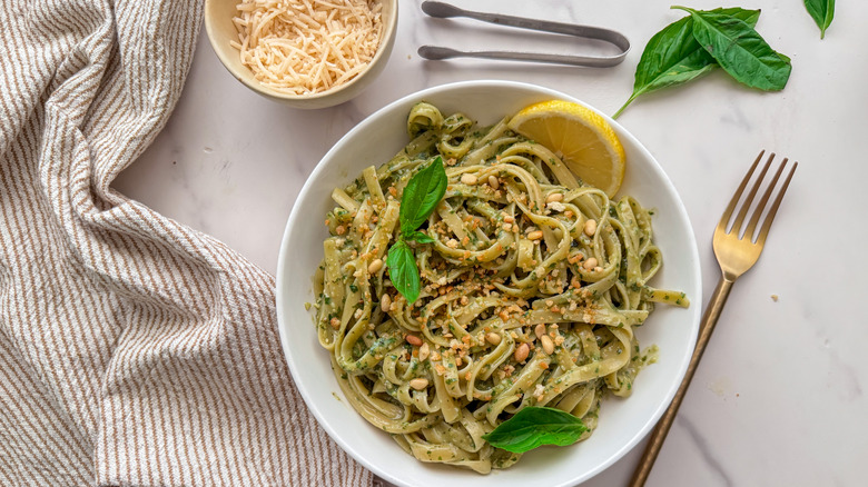 Bol de pâtes au pesto
