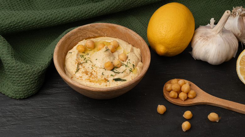 Bol de houmous aux pois chiches, ail et citron