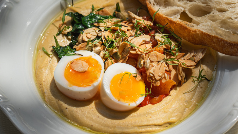 Bol de houmous avec œuf et pain grillé