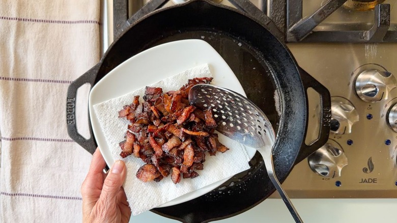 Lardons de bacon croustillants sur une assiette tapissée de papier absorbant